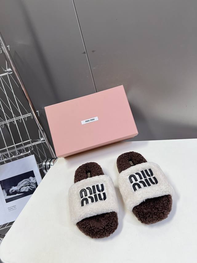 Miumiu缪缪秋冬新款厚底毛毛拖 每逢秋冬来临 毛拖是必不可少的单品 不仅足够保暖 还能拥有舒适的触感无论搭配什么都有种漫不经心的时髦纯羊毛有用手拨开是厚厚实